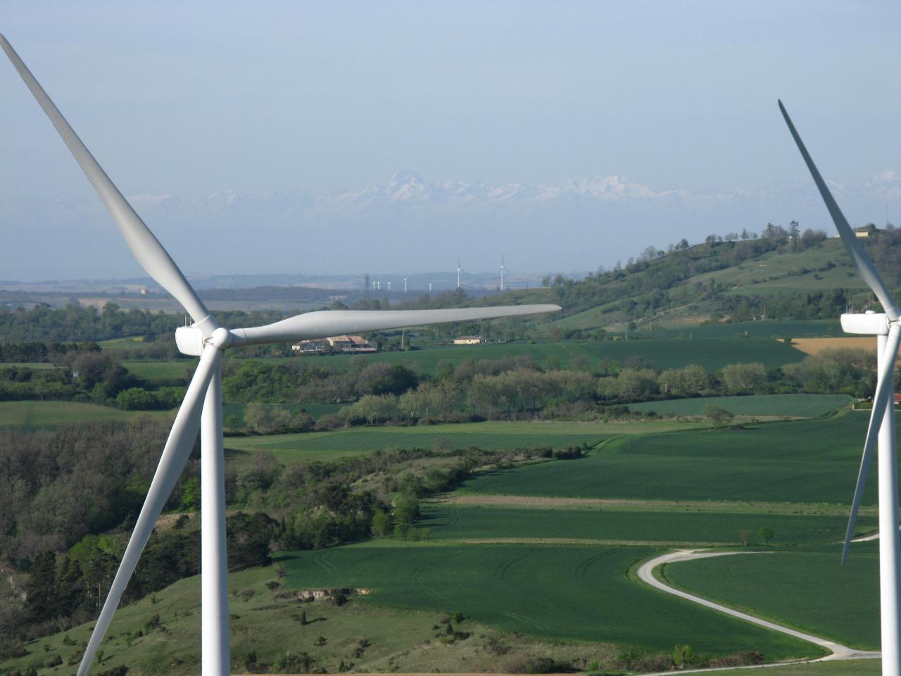 Vue sur Pyrenées et parcs éolien d'Avignonet Lgs