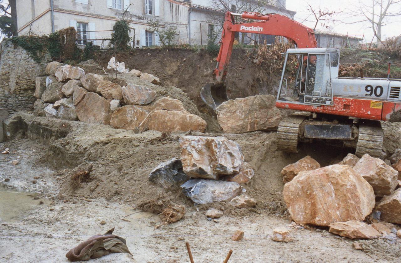 Curage et enrochement de la mare 1989